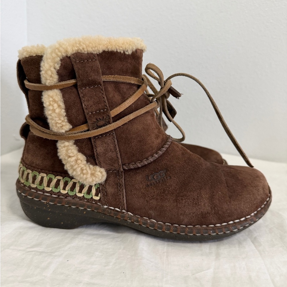 Ugg Cove Dark brown ankle boots 5178 Genuine Sheepskin size 7 - Picture 8 of 14